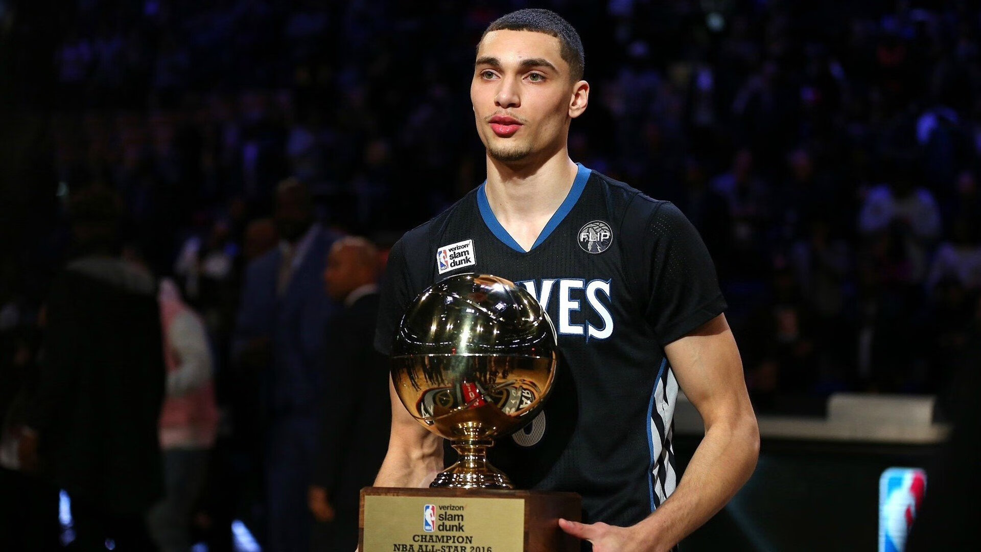 和记娱乐平台-重返赛场首场状态出色，FPX观众沸腾！杜兰特重返赛场，比赛高潮迭起